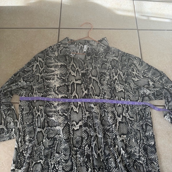 Glam Monochrome Snakeskin Pattern shirt dress - Picture 6 of 6